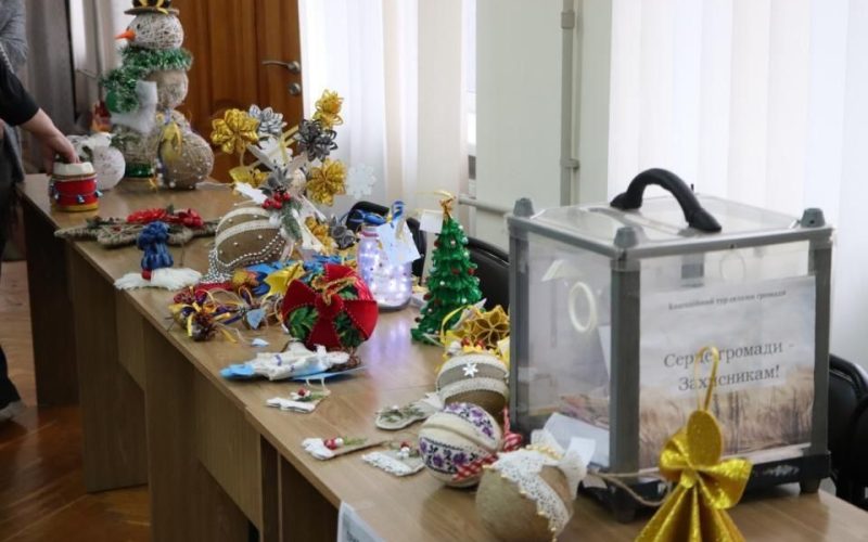В Олевську під час благодійної акції “Придбай ялинкову прикрасу – підтримай Захисника” зібрали близько 40 тис. грн