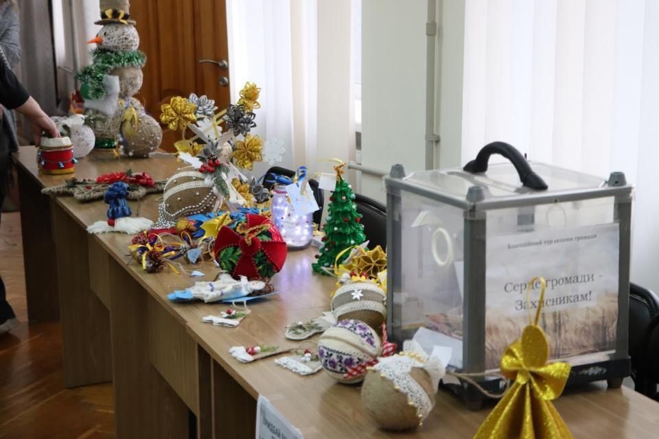В Олевську під час благодійної акції “Придбай ялинкову прикрасу – підтримай Захисника” зібрали близько 40 тис. грн