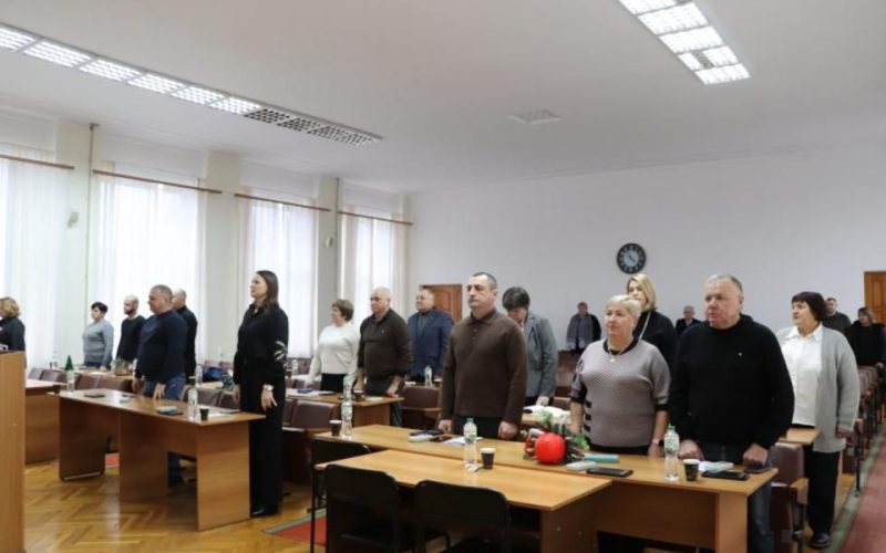 Під час сесії міськради Олевські депутати звернулись до МОН та нагородили військового відзнакою “За незламність”