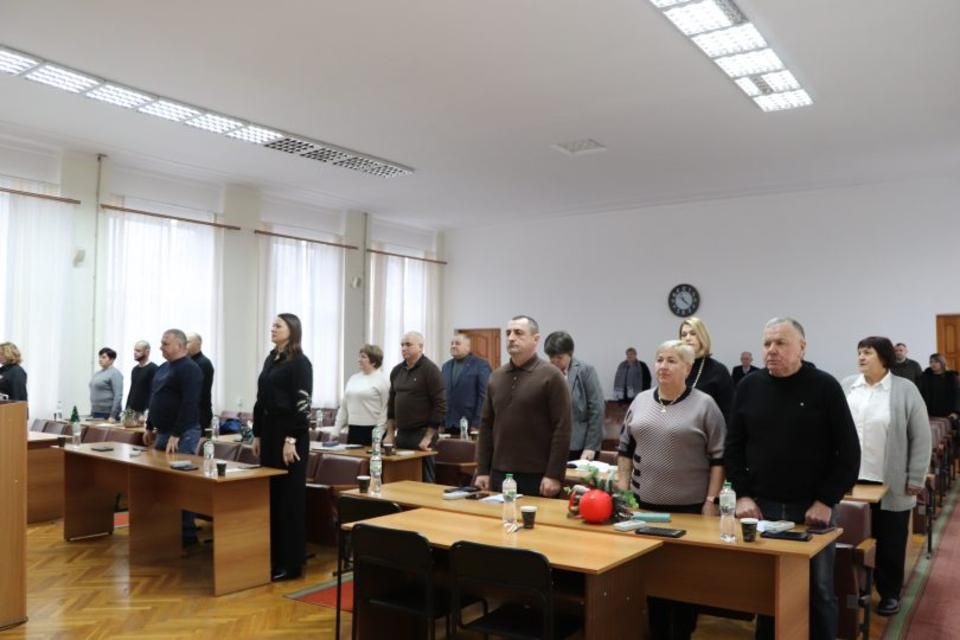 Під час сесії міськради Олевські депутати звернулись до МОН та нагородили військового відзнакою “За незламність”