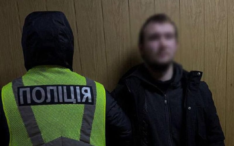 У Києві затримали жителя Житомирщини, який ошукав пенсіонера на 15 тис. доларів сказавши, що його син потрапив у ДТП