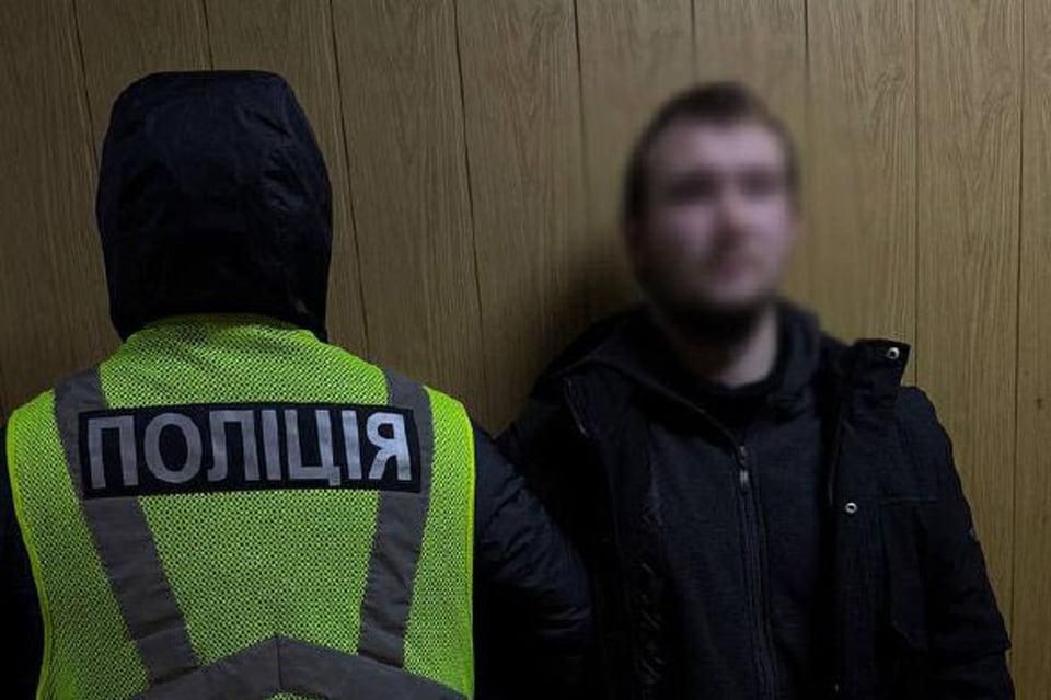 У Києві затримали жителя Житомирщини, який ошукав пенсіонера на 15 тис. доларів сказавши, що його син потрапив у ДТП