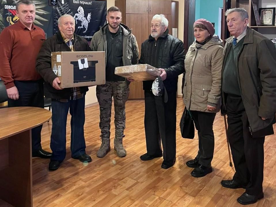 Овруцька громада передала військовим Starlink та зарядну станцію для фронту