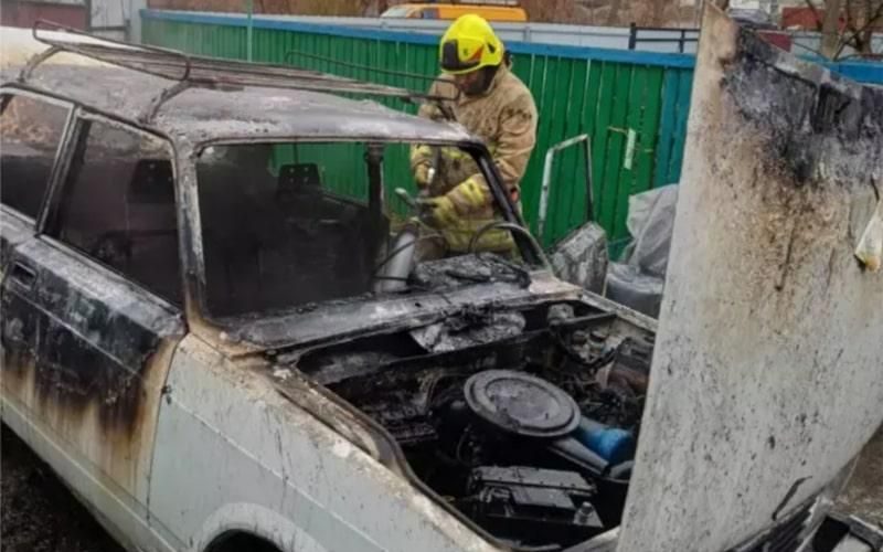 У Коростені вогонь знищив автомобіль: будинок вдалося врятувати