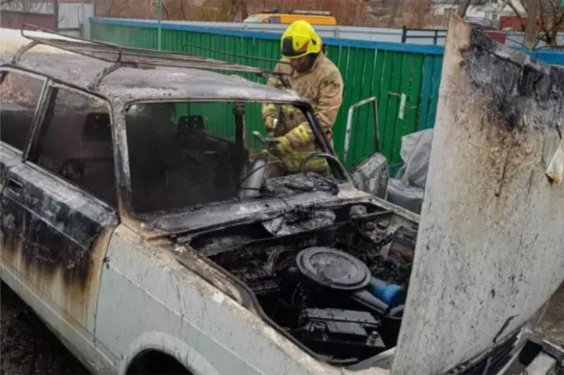 У Коростені вогонь знищив автомобіль: будинок вдалося врятувати