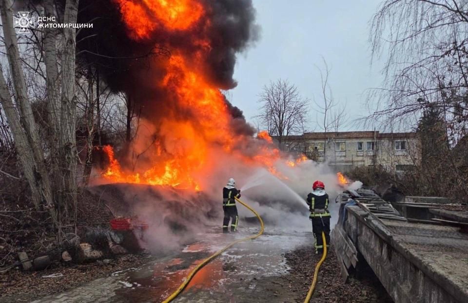 Екоінспекція пояснила наслідки пожежі на СТО в Малині та небезпеку горіння шин