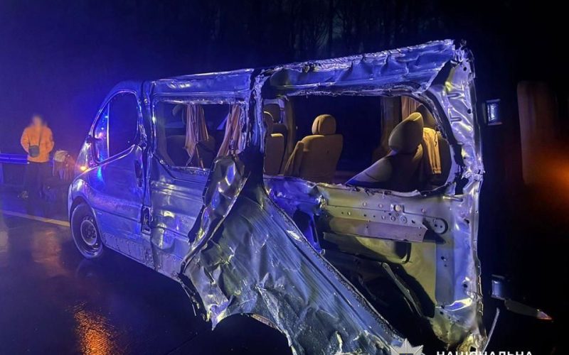 На трасі в Житомирській області зіткнулись легковик і вантажівка: від удару фура в’їхала у мікроавтобус, загинула дівчина