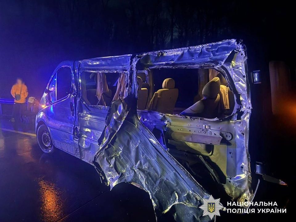 На трасі в Житомирській області зіткнулись легковик і вантажівка: від удару фура в’їхала у мікроавтобус, загинула дівчина