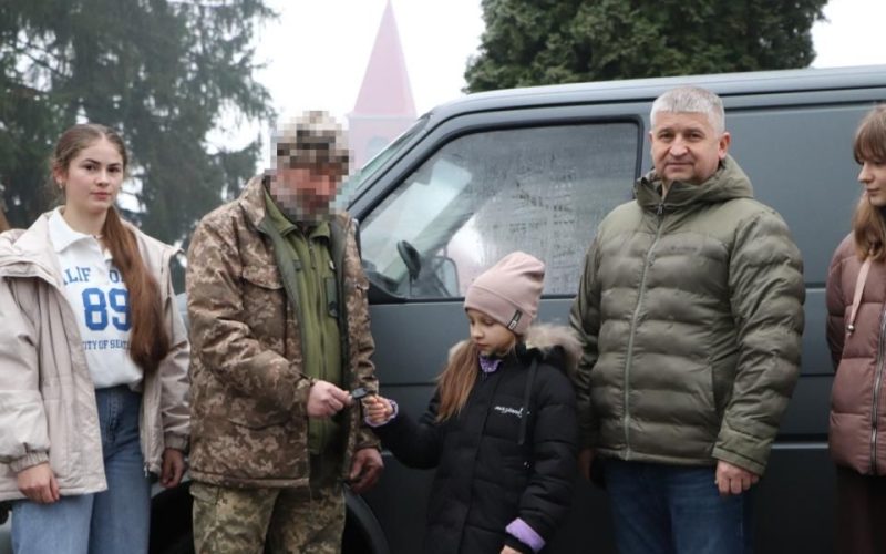 Захиснику з Олевська придбали авто для фронту: частину коштів зібрав ліцей на благодійному ярмарку