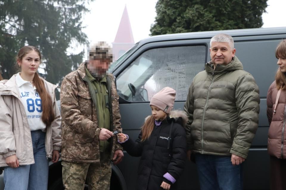 Захиснику з Олевська придбали авто для фронту: частину коштів зібрав ліцей на благодійному ярмарку