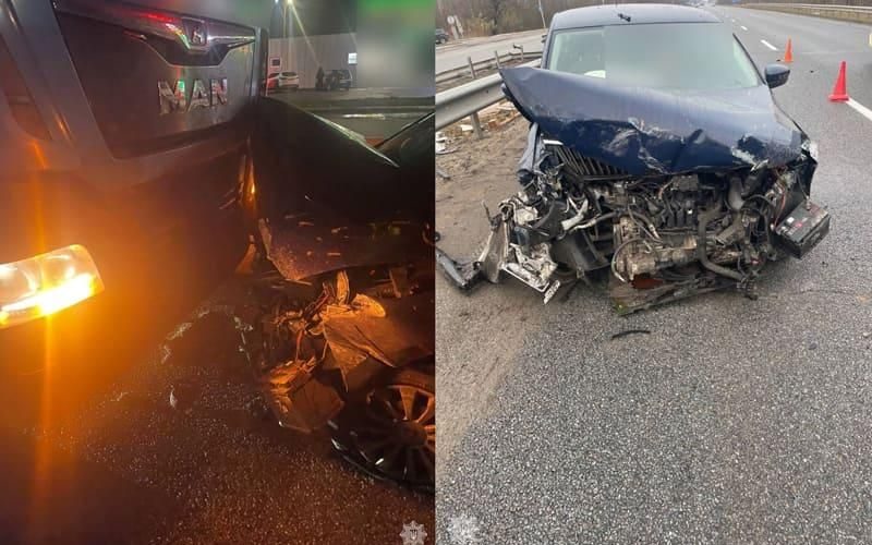 На Житомирщині нетверезий водій Skoda протаранив відбійник та врізався у вантажівку