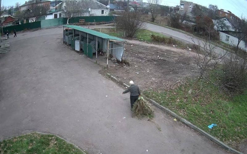 У Коростені порушників, які засмічують контейнерні майданчики, “передають” до поліції