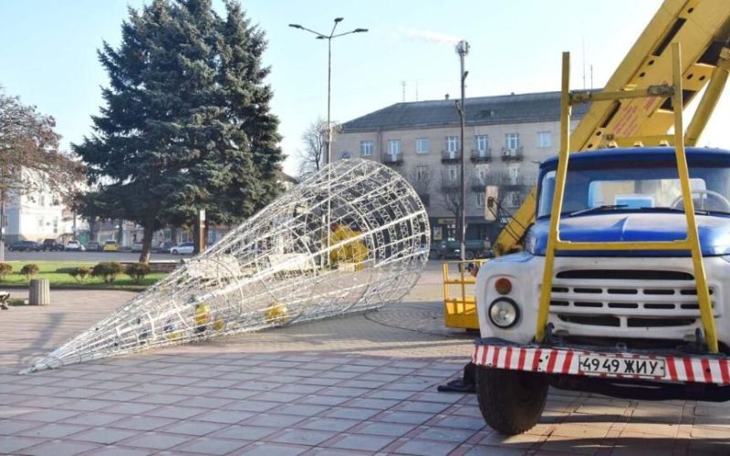 У центрі Коростеня стартував монтаж новорічної ялинки: коли планують увімкнути ілюмінацію