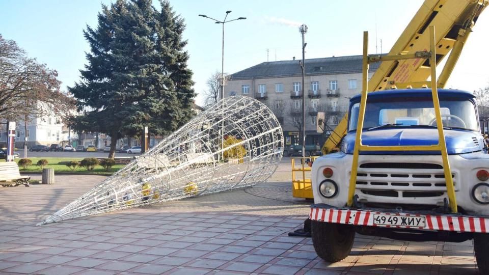У центрі Коростеня стартував монтаж новорічної ялинки: коли планують увімкнути ілюмінацію