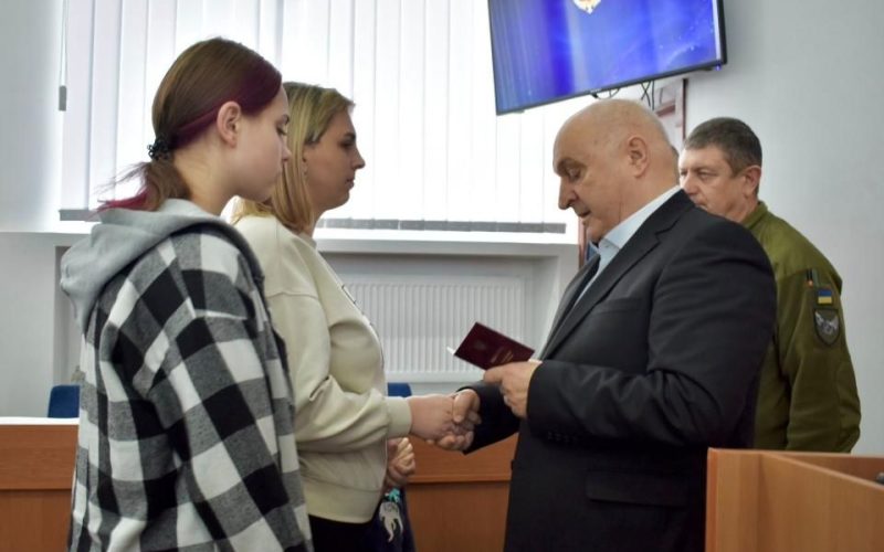 У Коростені вручили державні нагороди полеглим Захисникам та відзначили військовослужбовця