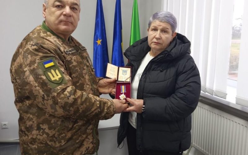 Матері загиблого військового Андрія Польового з Олевщини передали державну нагороду