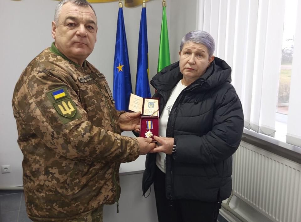 Матері загиблого військового Андрія Польового з Олевщини передали державну нагороду