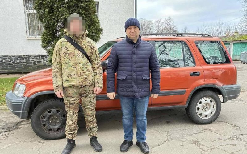 Громада передала військовому автомобіль на фронт: кошти зібрали на фестивалі “Олевська республіка”