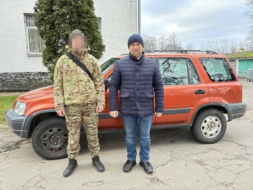 Громада передала військовому автомобіль на фронт: кошти зібрали на фестивалі “Олевська республіка”