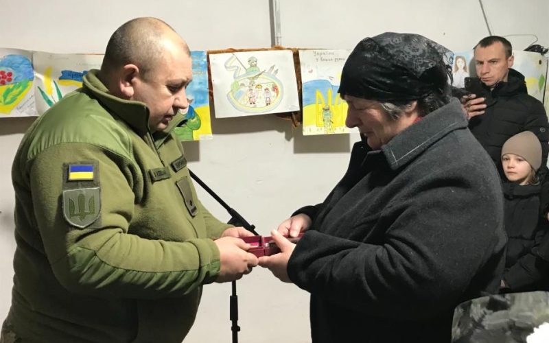 В Овруцькій громаді родинам загиблих воїнів передали державні нагороди