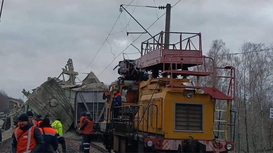 На залізниці під Коростенем через атаку БпЛА тривають відновлювальні роботи: низка поїздів курсує в об’їзд