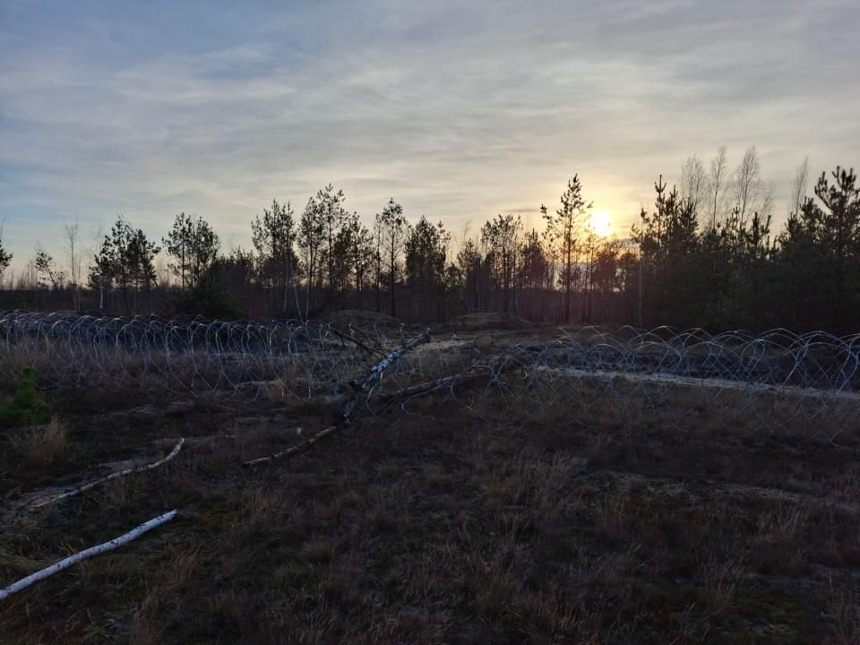 На території Словечанської громади пошкоджено спіральну колючу огорожу