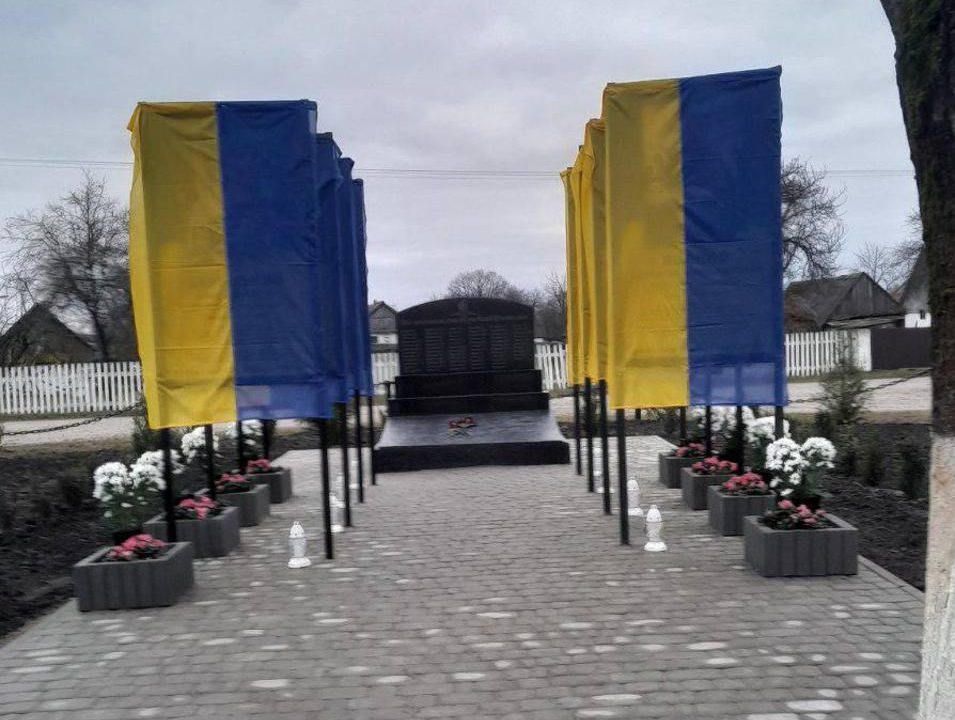 Вісім полеглих Захисників увічнили на Алеї Героїв у селі Олевської громади