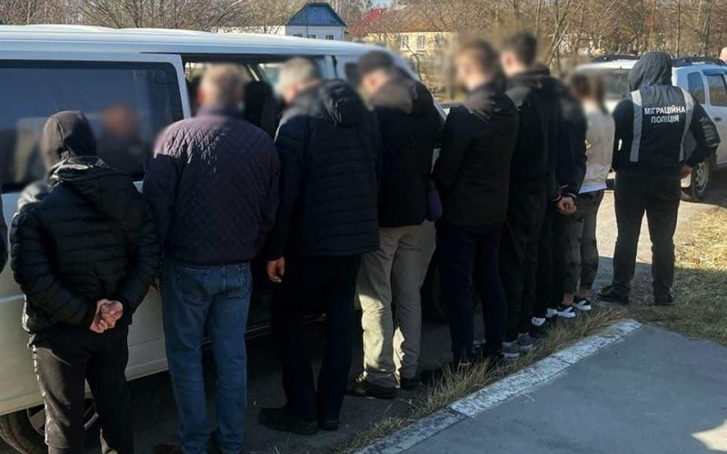 Жінка з Одеської області, яка за гроші везла чоловіків до кордону на Коростенщині, отримала іспитовий термін