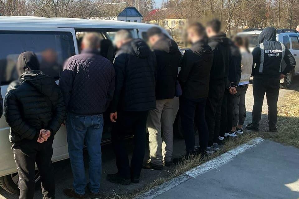 Жінка з Одеської області, яка за гроші везла чоловіків до кордону на Коростенщині, отримала іспитовий термін