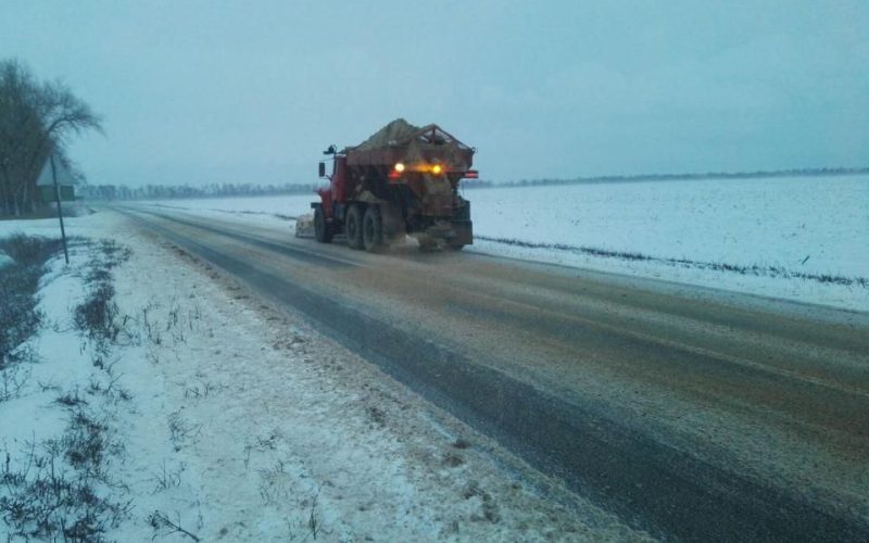 Комунальники Малинської громади очищають дороги від снігу та посипають протиожеледною сумішшю