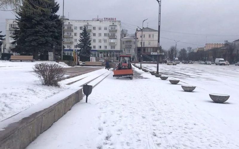 У коростенському КВГП розповіли про очищення доріг та тротуарів у місті зранку