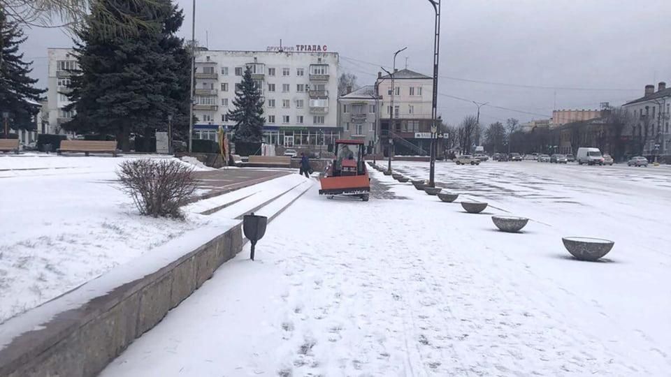 У коростенському КВГП розповіли про очищення доріг та тротуарів у місті зранку