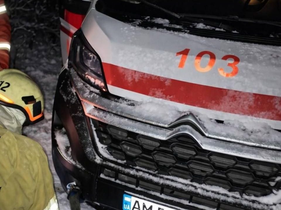 У селі на Коростенщині рятувальники відбуксирували “швидку”, що застрягла в заметі під час транспортування хворого