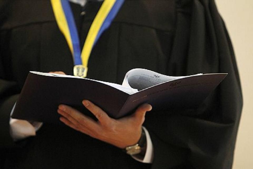 Лугинська селищна рада має взяти на баланс понад 40 будівель, серед них гуртожитки та дитячий садок – рішення суду