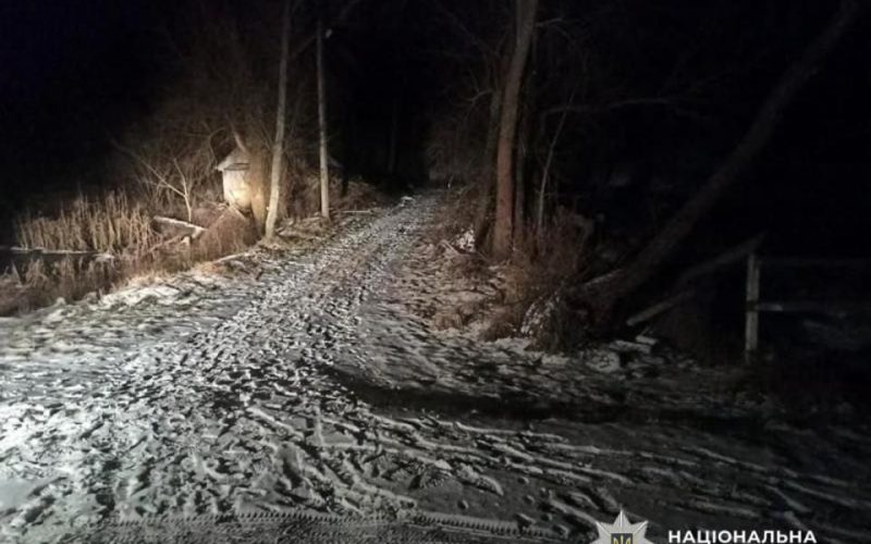 У селі на Коростенщині чоловік приревнував колишню співмешканку, активував вибухівку біля неї та втік