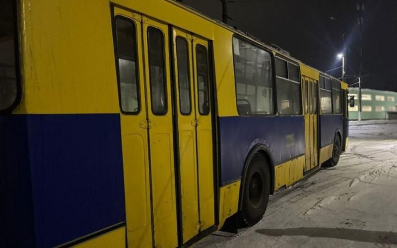 Зайшов до тролейбуса та взявся за поручень – у Житомирі 16-річного хлопця вдарило струмом