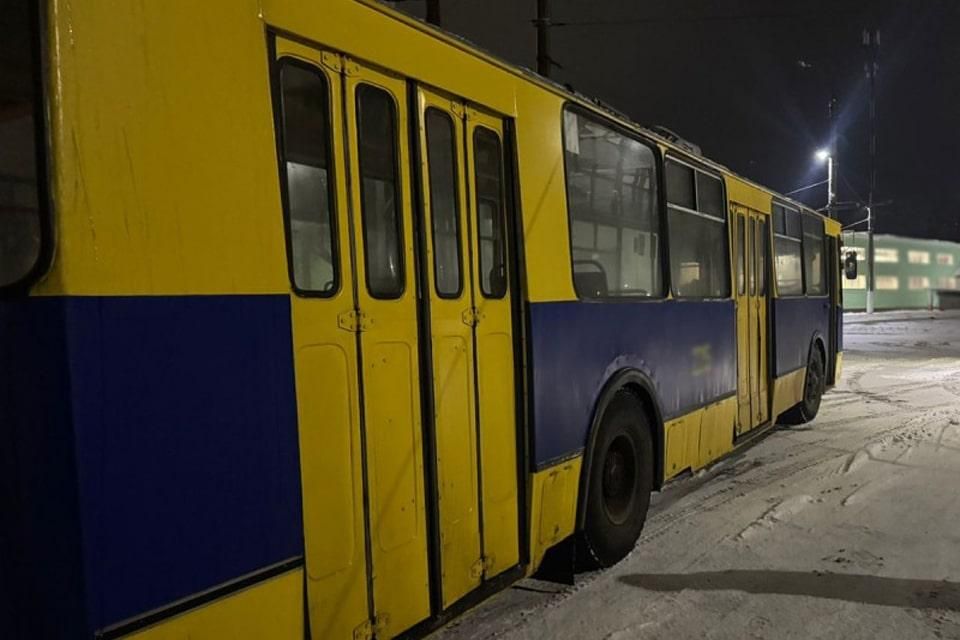 Зайшов до тролейбуса та взявся за поручень – у Житомирі 16-річного хлопця вдарило струмом