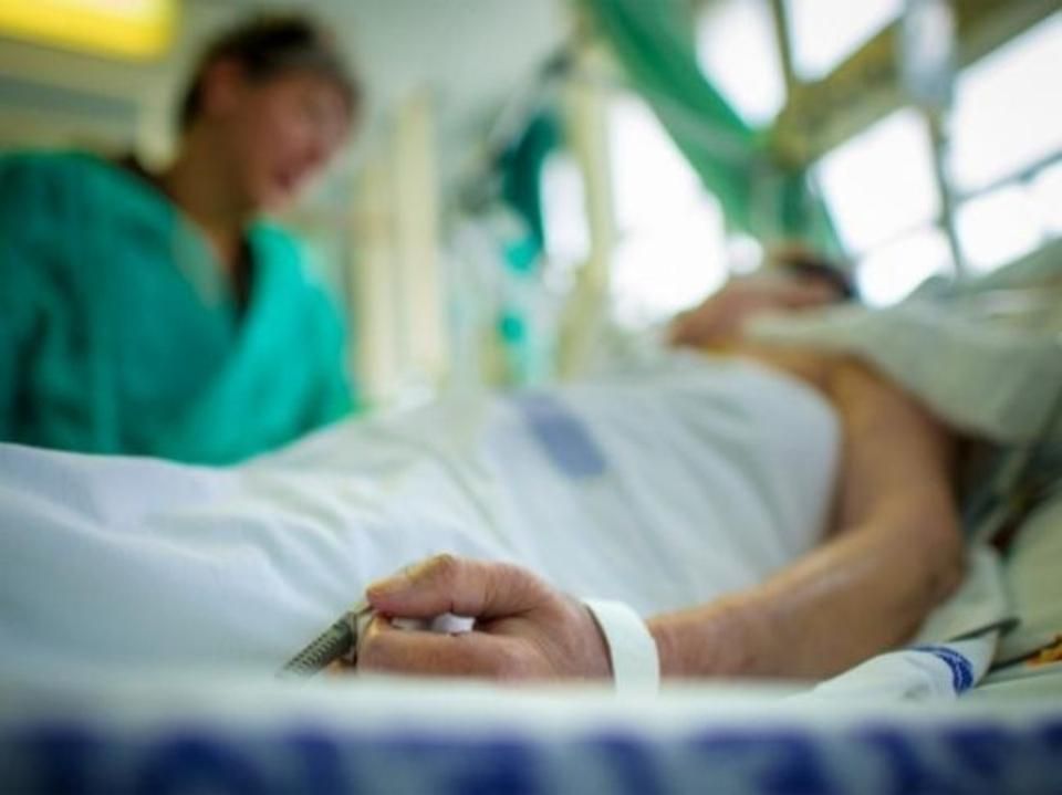 Прив’язували, били й душили: Омбудсман повідомив про катування неповнолітньої в житомирській лікарні