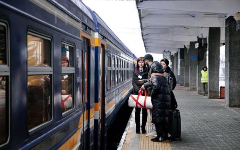 Після обстрілу “Укрзалізниця” відновила рух поїздів між Коростенем та Києвом