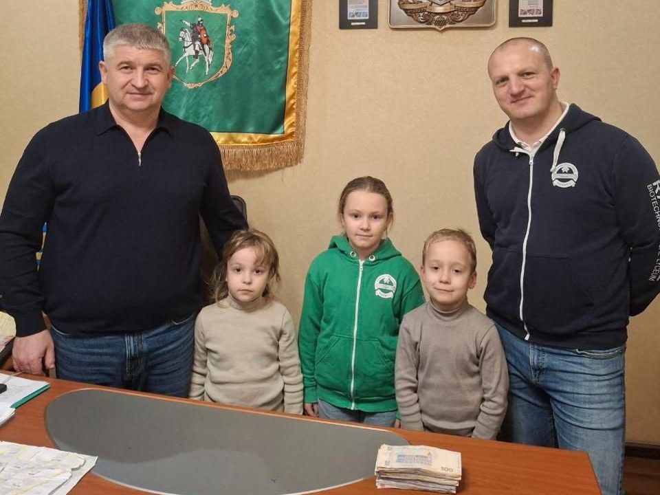 Школярі з ліцею на Олевщині зібрали 16 тис. грн на підтримку захисників