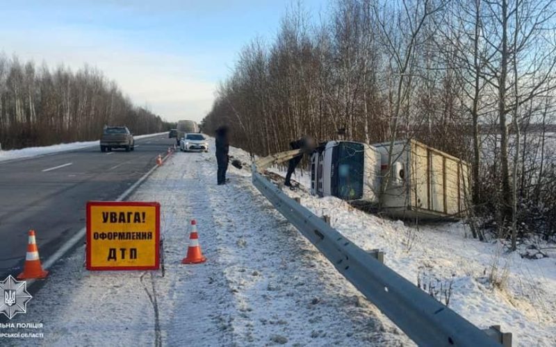 На трасі в Коростенському районі вантажівка врізалась у колесовідбійник та перекинулась