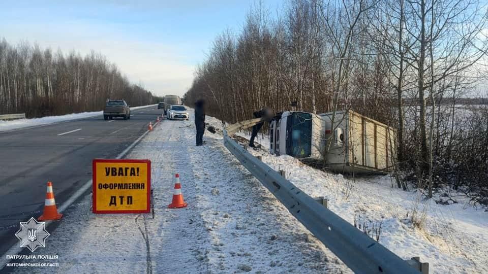 На трасі в Коростенському районі вантажівка врізалась у колесовідбійник та перекинулась