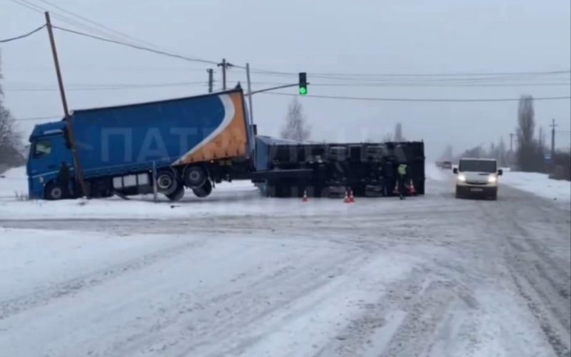 Неподалік Коростеня сталася ДТП: перекинулась вантажівка