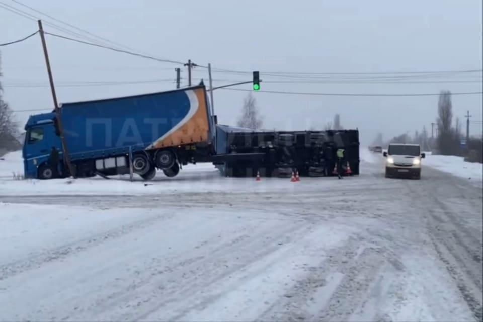 Неподалік Коростеня сталася ДТП: перекинулась вантажівка
