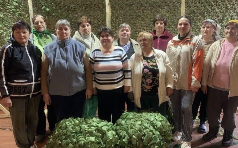 Борщ у термосі, ящики з хлібом і сотні порцій щодня: історія волонтерської команди з Олевська
