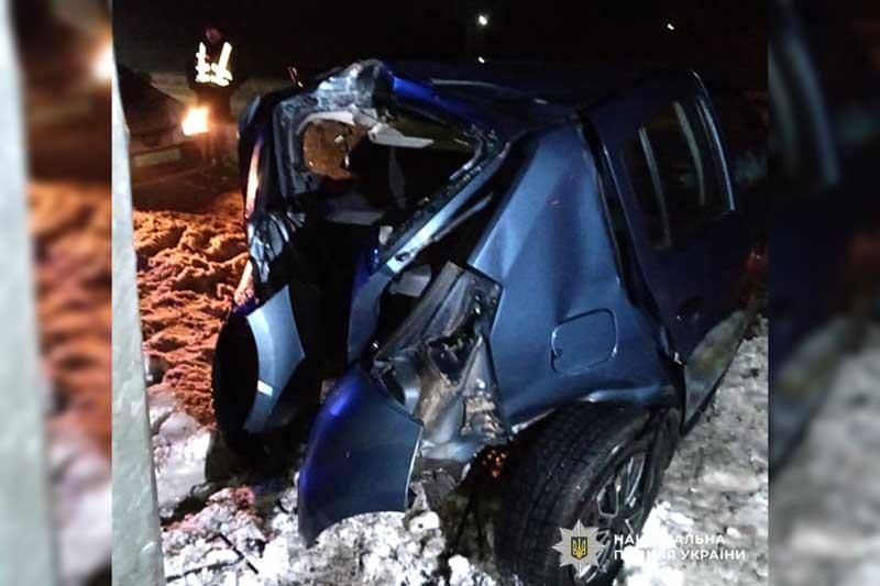 Смертельна ДТП на Житомирщині: Renault злетів з дороги та вдарився в опору