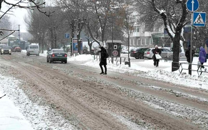 У Коростені бракує техніки для тротуарів: у КВГП пояснили ситуацію з прибиранням снігу