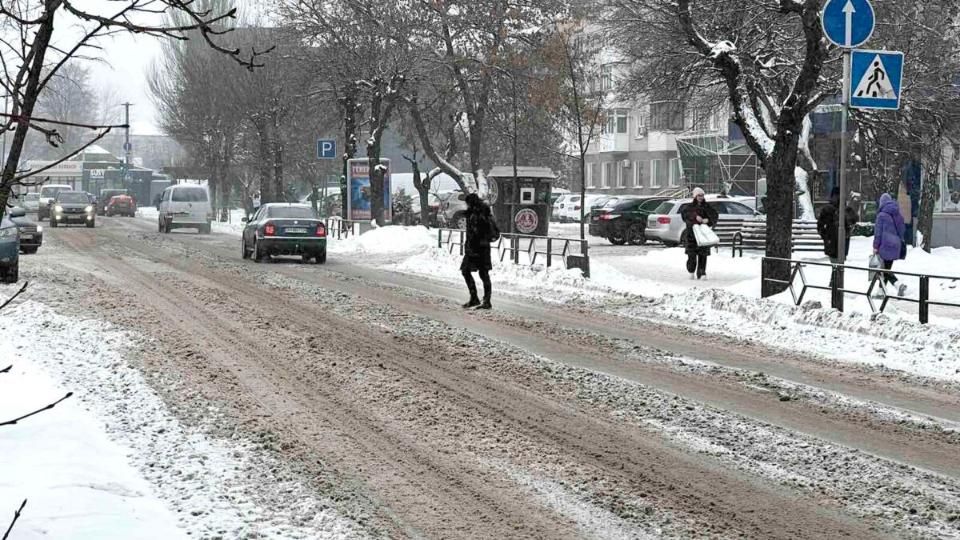 У Коростені бракує техніки для тротуарів: у КВГП пояснили ситуацію з прибиранням снігу