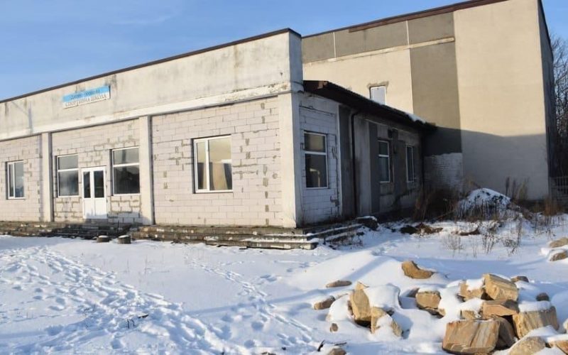 Вологі стіни та недоліки: чому затягнулося відкриття оновленої спортшколи в Олевську
