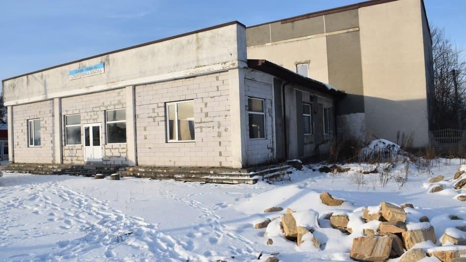 Вологі стіни та недоліки: чому затягнулося відкриття оновленої спортшколи в Олевську